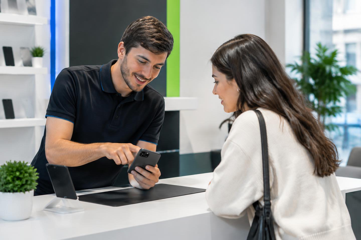 Equipo de telefonía asesorando a una clienta